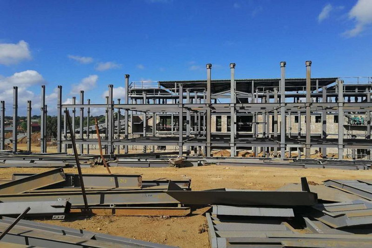 H&ocirc;tel encadr&eacute; en acier