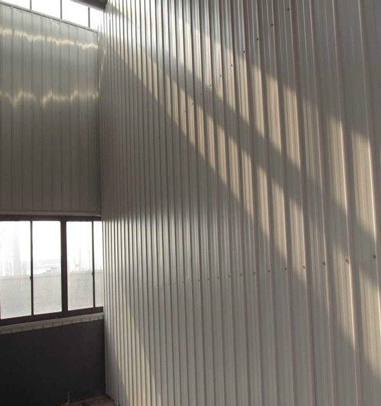 T&ocirc;le d'acier murale