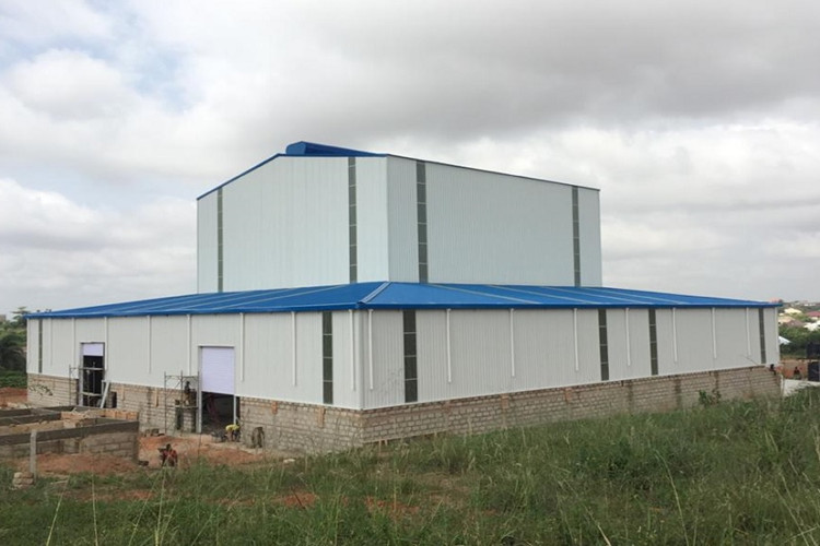 Atelier de structure en acier pr&eacute;fabriqu&eacute; au Ghana