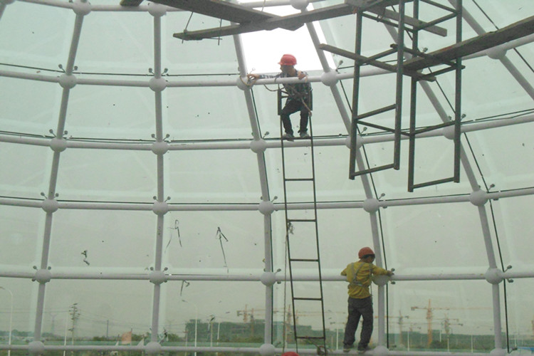 mur de rideau en verre incurv&eacute;
