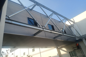 Couloir à structure métallique avec conception préfabriquée