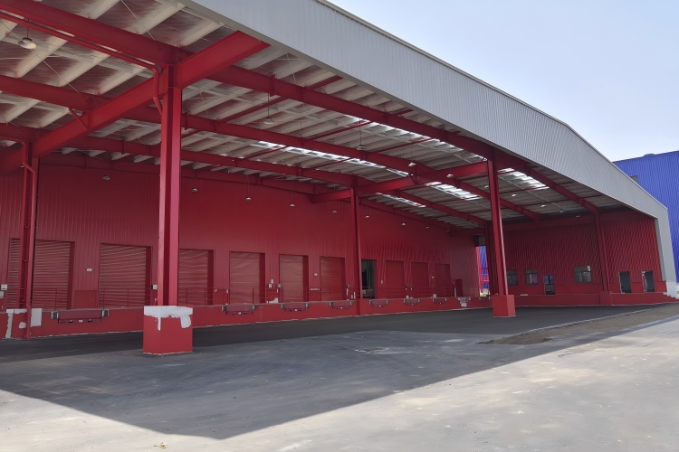 b&acirc;timent &agrave; structure m&eacute;tallique pour la logistique