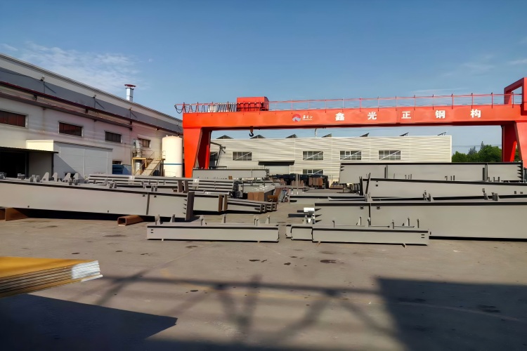 Entrepôt industriel de structure métallique pour la production et le stockage