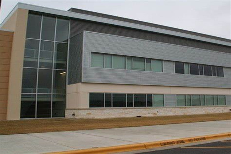 B&acirc;timent en acier avec mur de rideau de verre