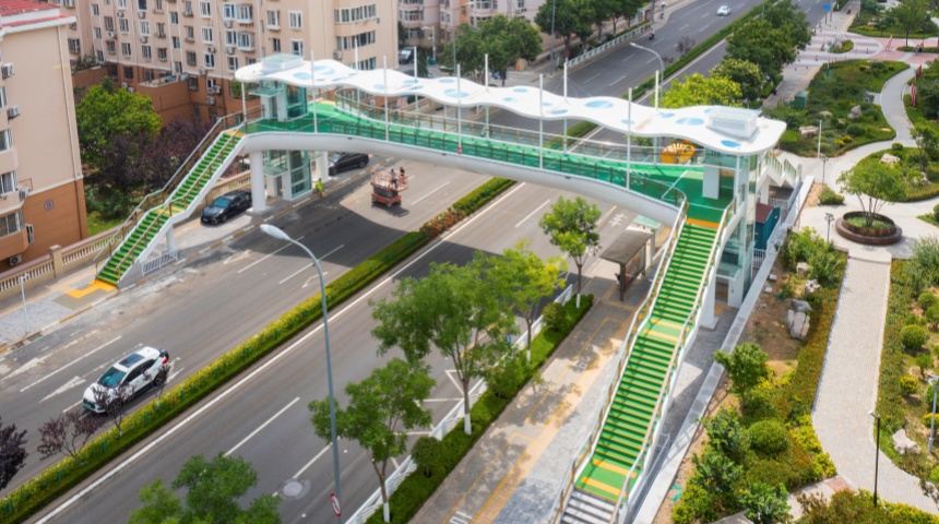 Poursing-pass sur la structure en acier