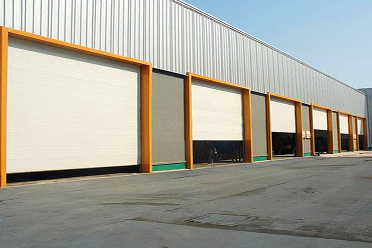 Entrepôt logistique de structure en acier préfabriqué avec rack de stockage