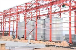 Fabrication de structures en acier pour la construction de bâtiments d'usine