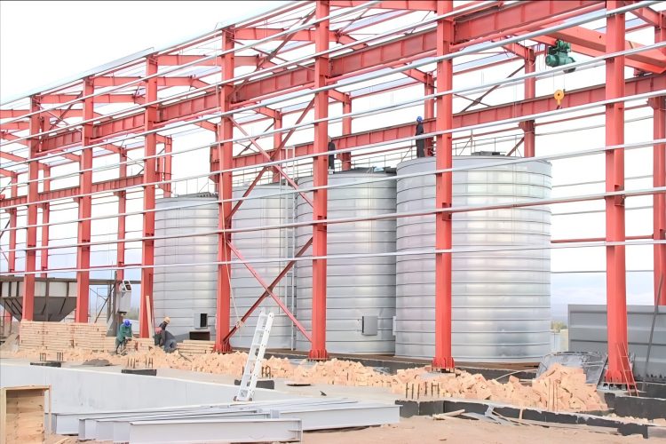 Fabrication de structures en acier pour la construction de bâtiments d'usine