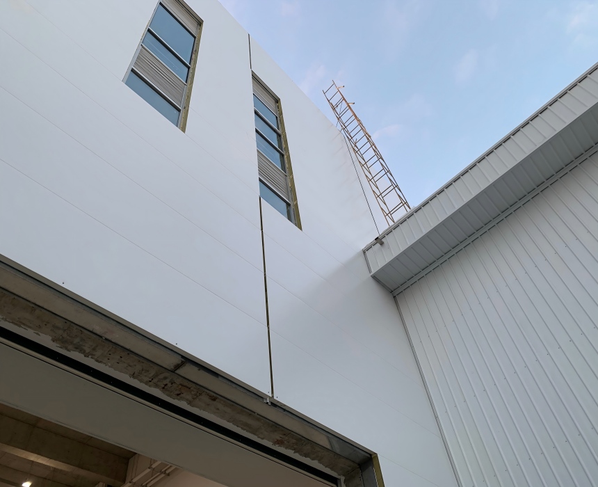 b&acirc;timent industriel avec panneau sandwich en m&eacute;tal