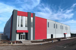 Construction de bâtiments à structure métallique pour le stockage et la salle d'exposition