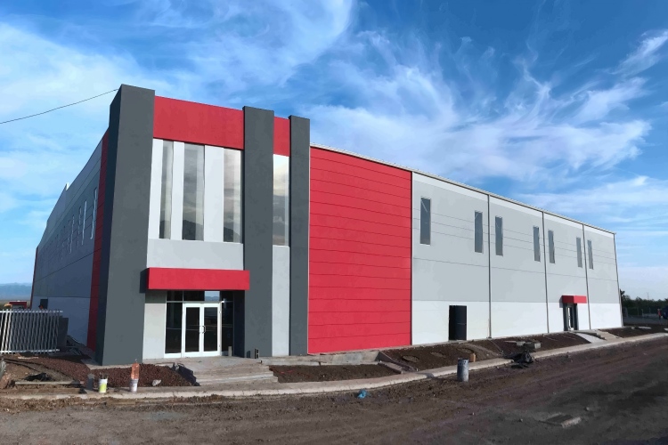 Construction de bâtiments à structure métallique pour le stockage et la salle d'exposition