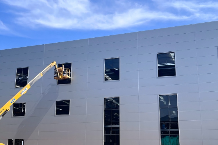 Construction de bâtiments à structure métallique pour le stockage et la salle d'exposition
