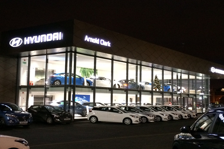 Hall d'exposition automobile