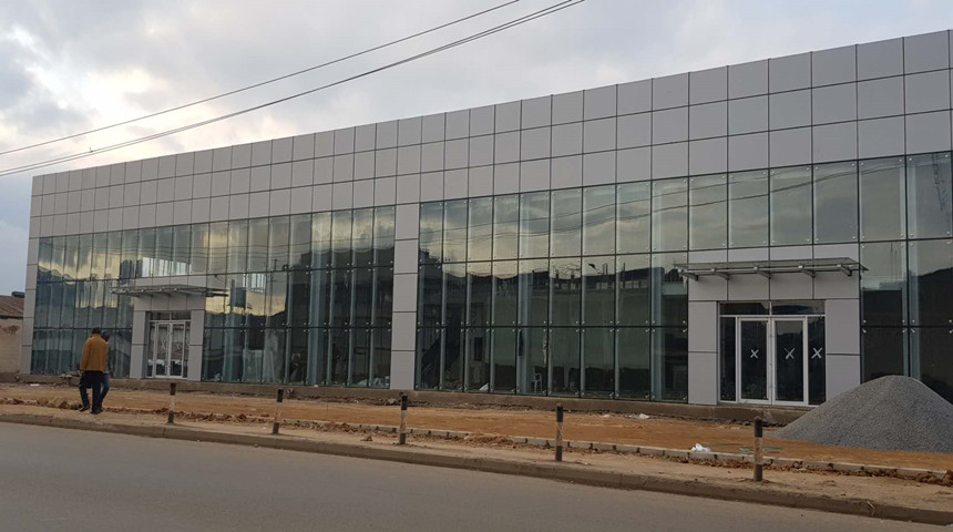 salle d'exposition pour voitures