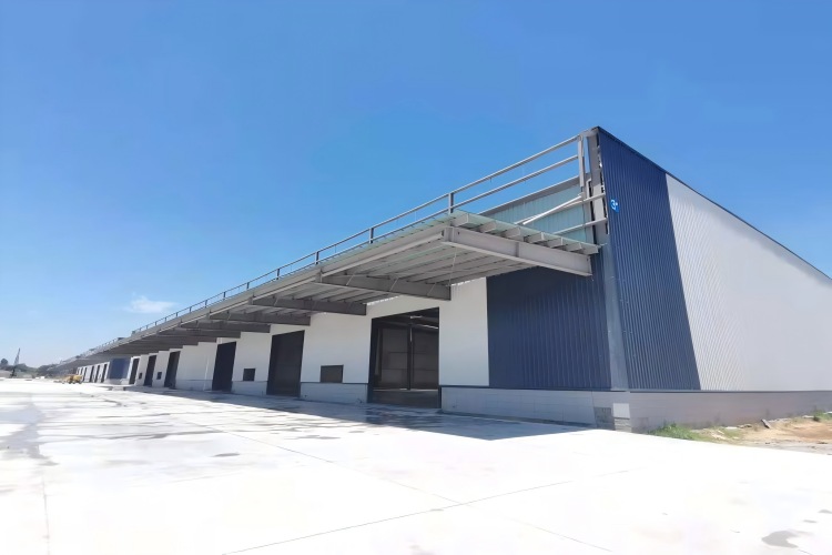 Bâtiment entrepôt de structure en acier pour la distribution et Logisctis