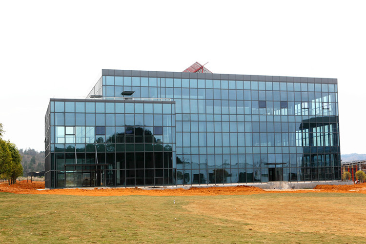 B&acirc;timent en acier avec rideau en verre