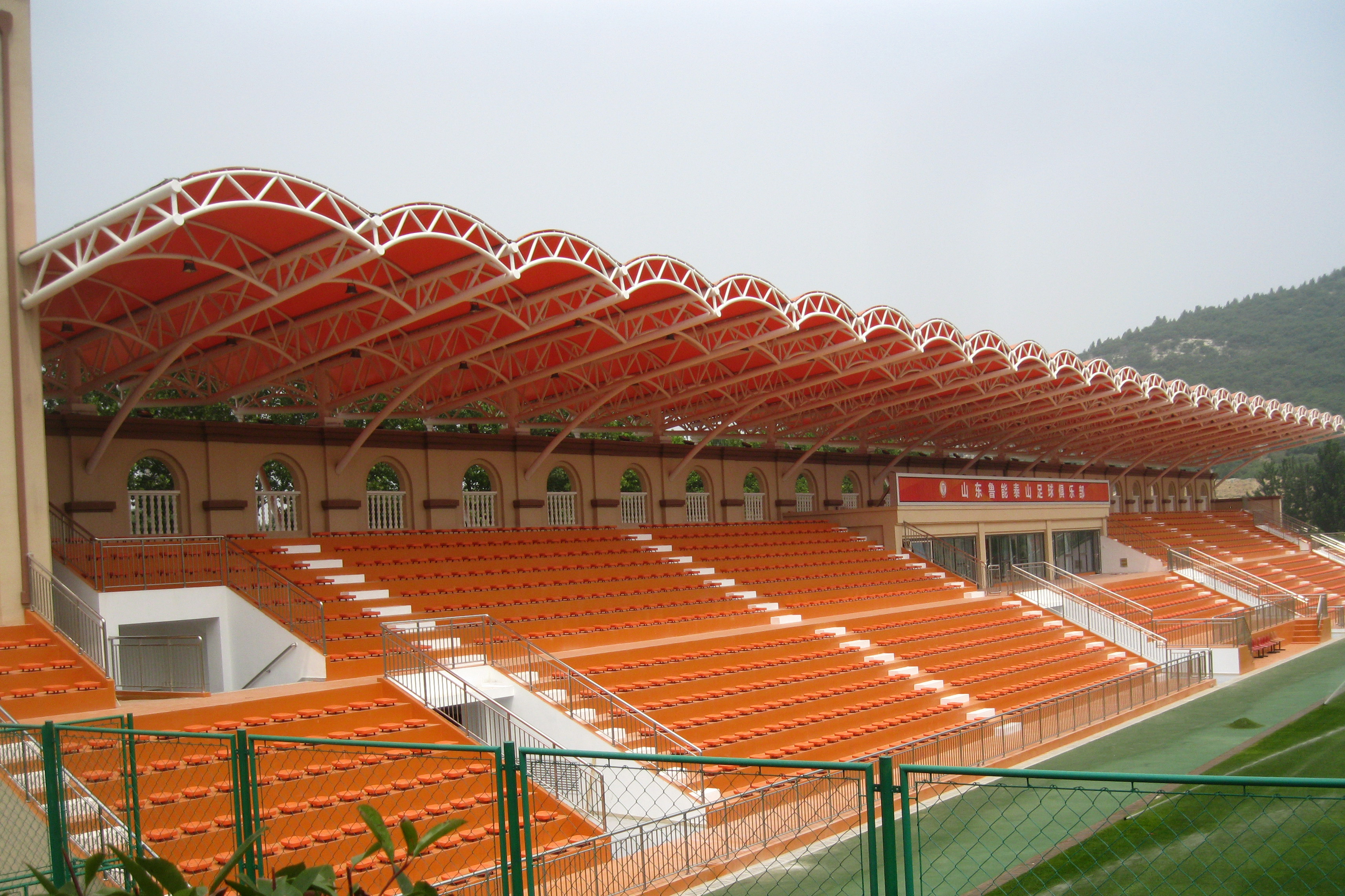 Structure m&eacute;tallique r&eacute;sistante aux intemp&eacute;ries pour stade de botte de tuyau