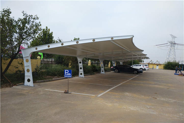 Kit de construction de garage en acier sur chantier de construction