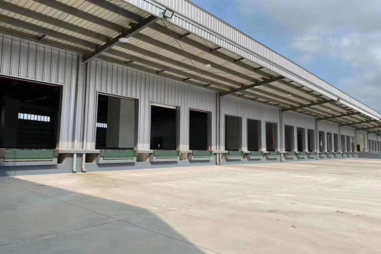 Portes de quai de structure m&eacute;tallique d'entrep&ocirc;t logistique